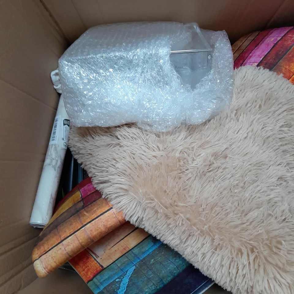 A BOX OF VARIOUS HOUSEHOLD ITEMS TO INCLUDE A BED COVER SET 2X RUGS WALL BRACKETS ETC.