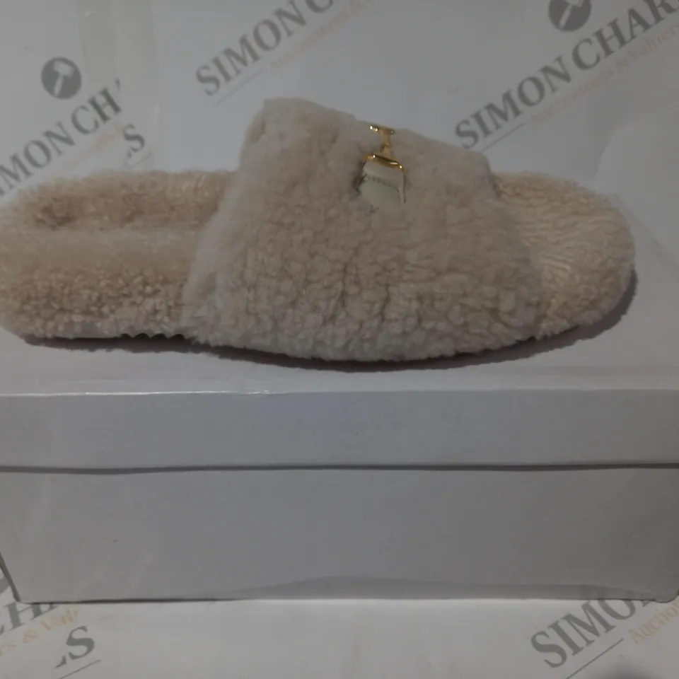 BOXED PAIR OF ADAMSBRO FLEECE SLIPPERS W. GOLD EFFECT DETAIL IN OFF WHITE EU SIZE 40