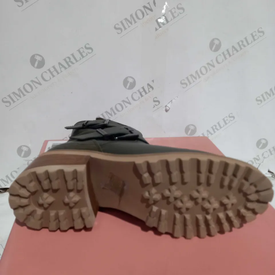 BOXED PAIR OF MODA IN PELLE CORNELIA BIKER BOOTS IN KHAKI UK SIZE 5