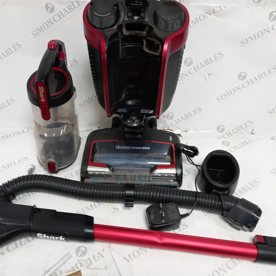 SHARK CORDLESS VACUUM CLEANER WITH ANTI HAIR WRAP & POWERFINS ICZ300UK