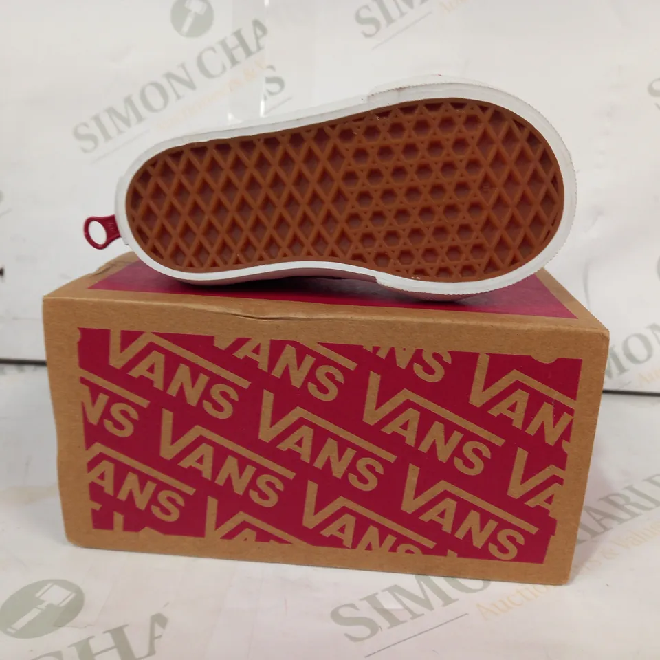BOXED PAIR OF VANS SK8-HI ZIP KIDS SHOES IN RED/WHITE UK SIZE 4