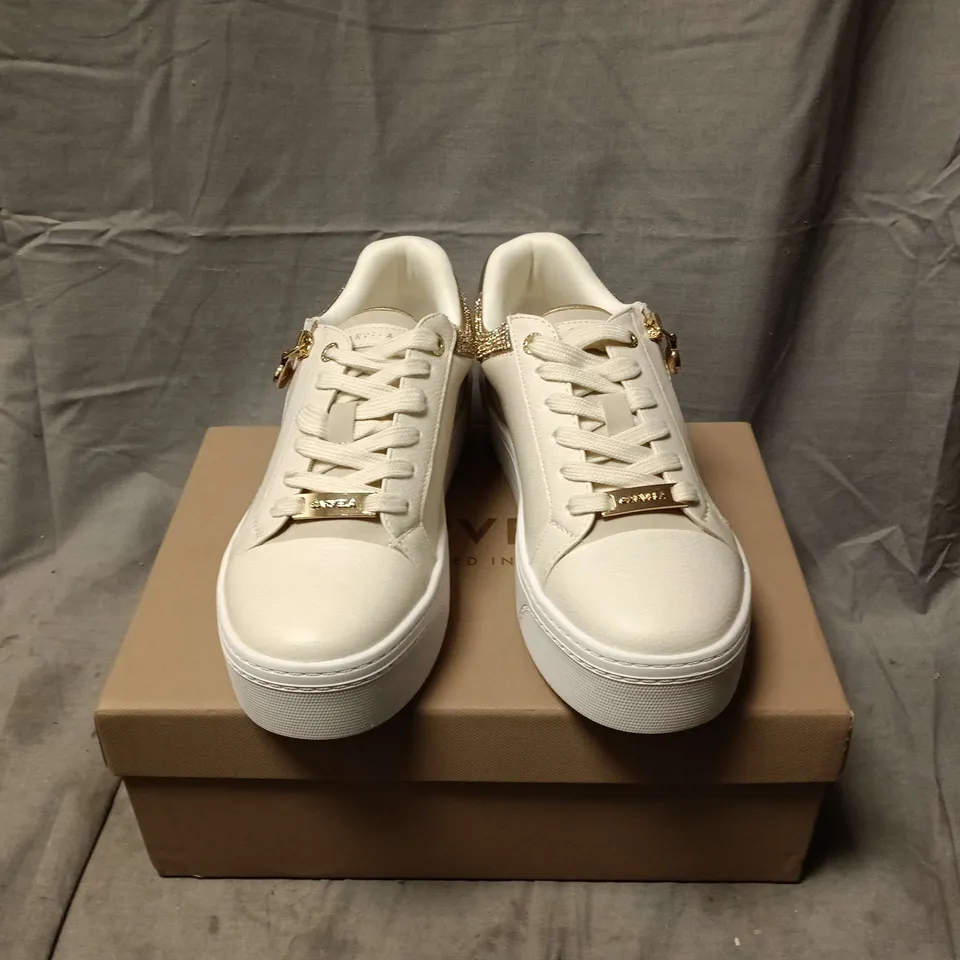 BOXED PAIR OF CARVELA STATEMENT ZIP TRAINERS IN BEIGE - SIZE 38