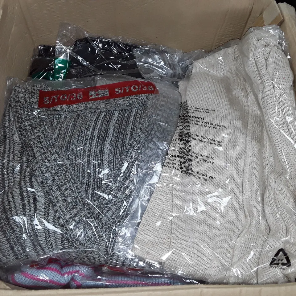 LOT OF ASSORTED BAGGED CLOTHING ITEMS IN VARIOUS SIZES 