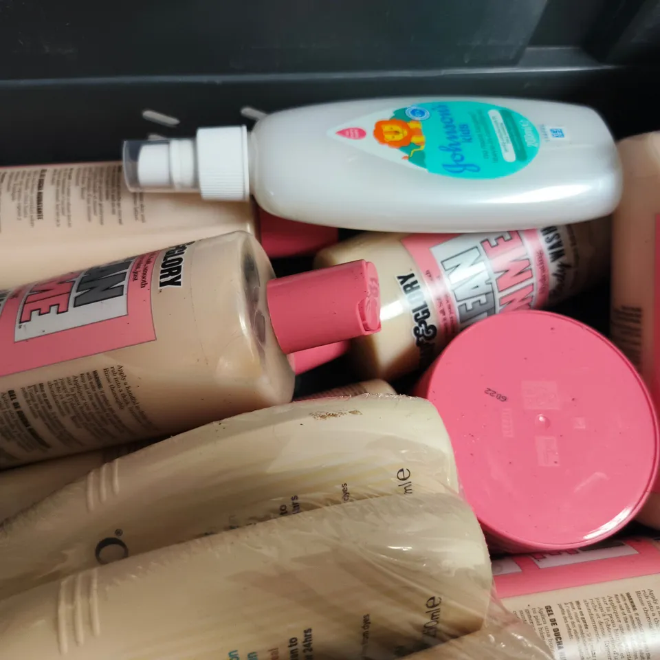 APPROX 12 ASSORTED BEAUTY PRODUCTS TO INCLUDE OLAY BODY LOTION, SOAP&GLORY BODY WASH, TRESEMME HEAT PROTECT SPRAY, ETC