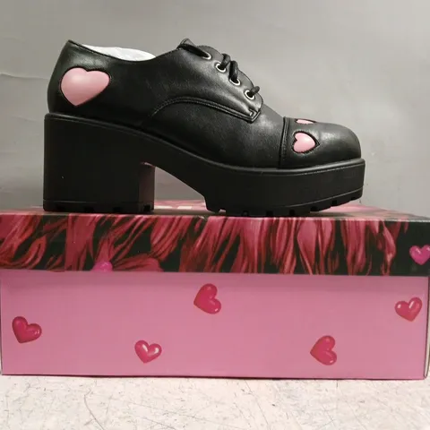 BOXED PAIR OF KOI SHOES IN BLACK W. PINK HEARTS SIZE UK 5