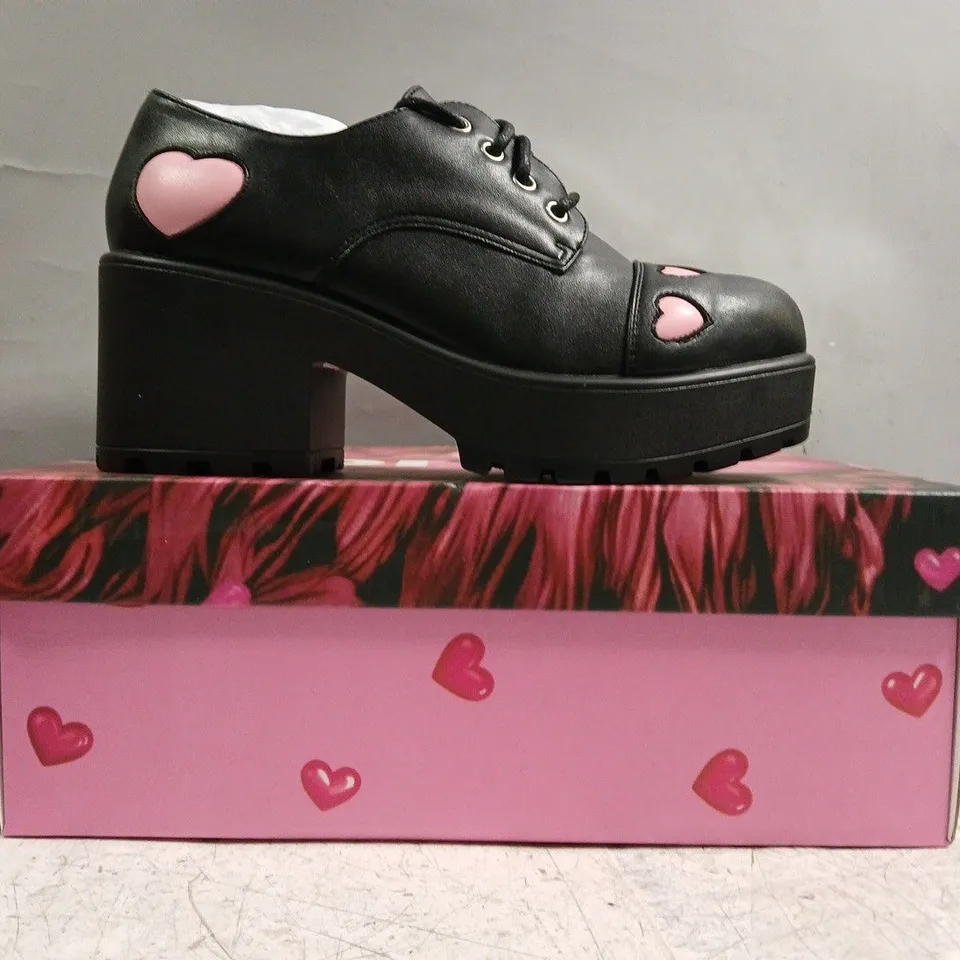 BOXED PAIR OF KOI SHOES IN BLACK W. PINK HEARTS SIZE UK 5
