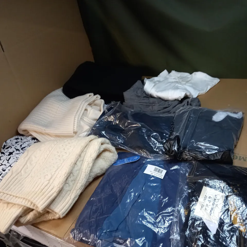 LOT OF APPROX 20 ASSORTED CLOTHING ITEMS TO INCLUDE JUMPERS, JEANS AND T-SHIRTS