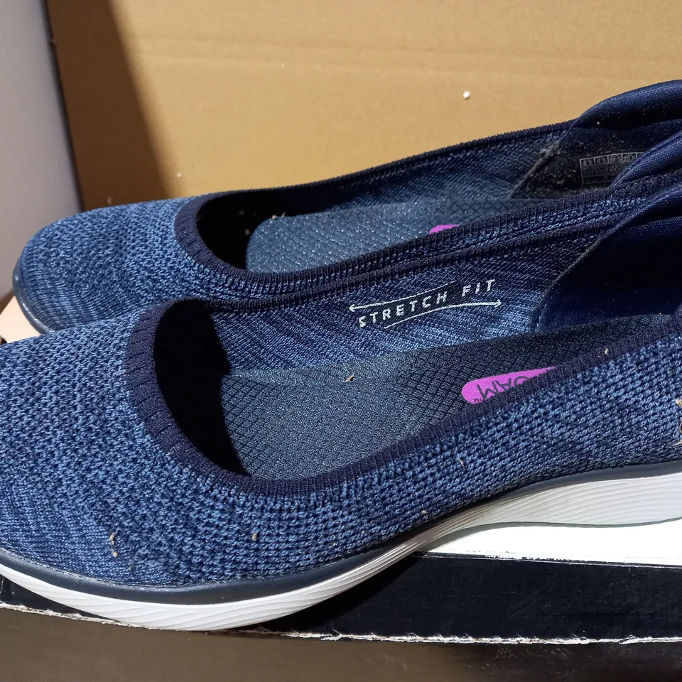 SIZE 5 SKETCHERS MICROBURST PUMP NAVY