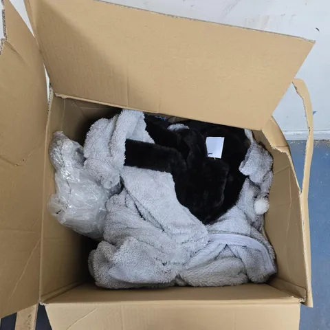 BOX OF APPROXIMATELY 12 ASSORTED ITEMS TO INCLUDE: CENTIGRADE NAVY GILLET