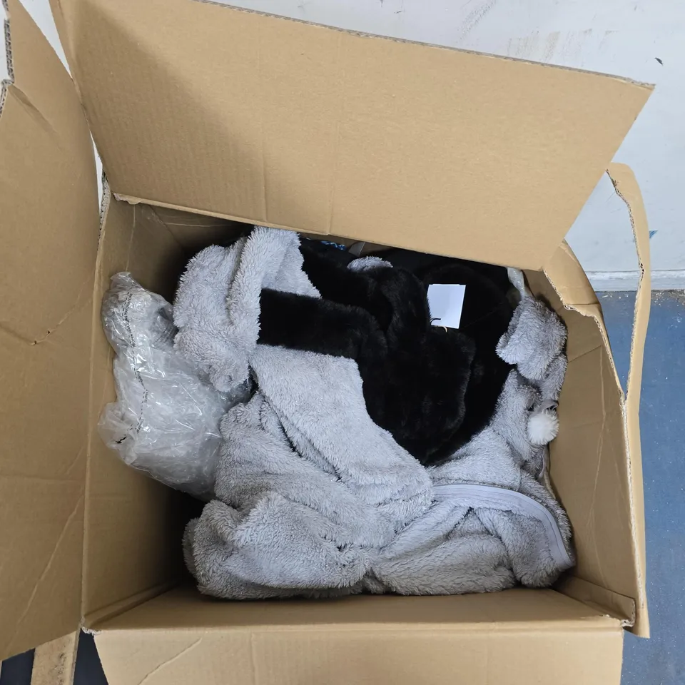 BOX OF APPROXIMATELY 12 ASSORTED ITEMS TO INCLUDE: CENTIGRADE NAVY GILLET