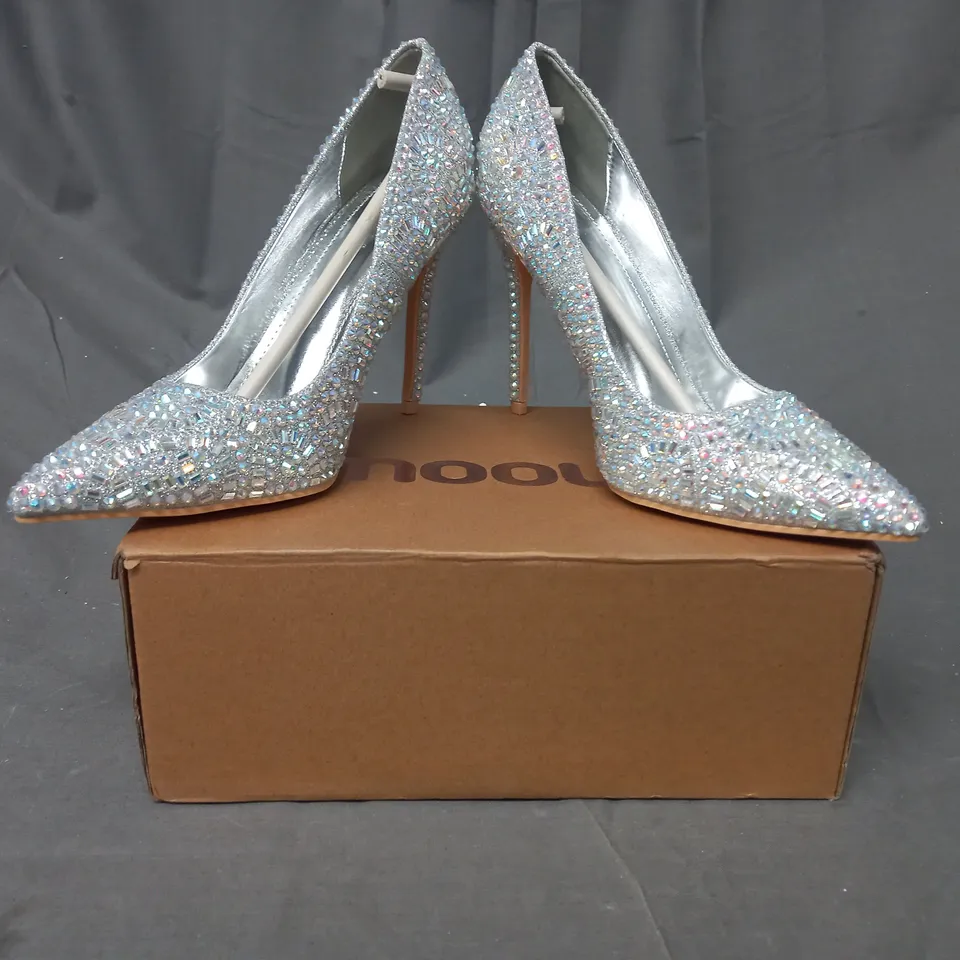 BOXED PAIR OF MOOW CLOSED TOE HIGH HEEL SHOES IN METALLIC SILVER W. JEWEL EFFECT EU SIZE 38