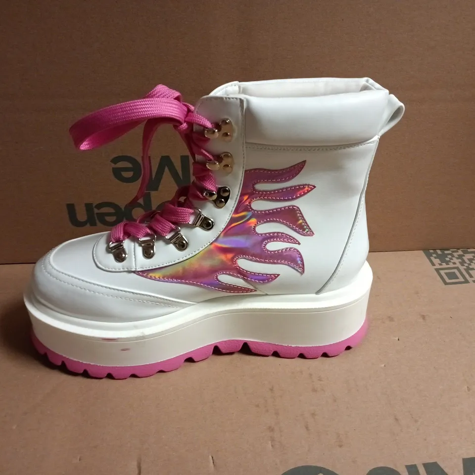 BOXED KIDS' WHITE PLATFORM BOOTS WITH PINK FLAME DESIGN AND PINK LACES - SIZE UNSPECIFIED