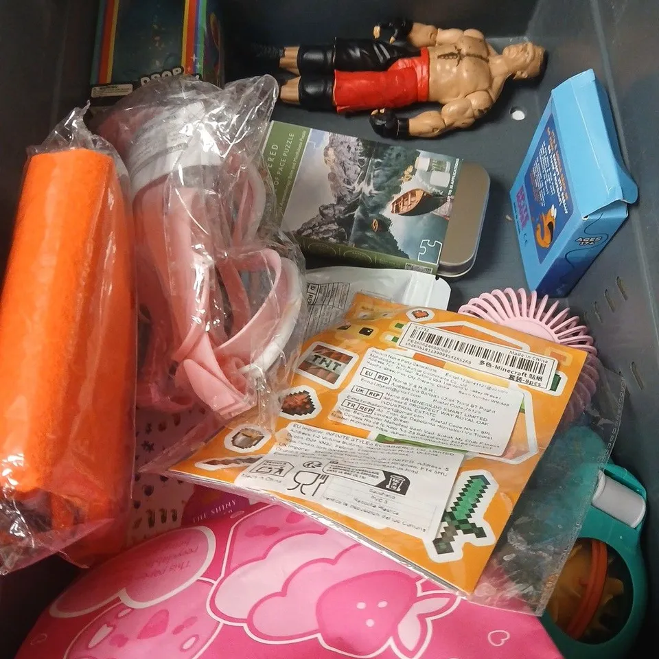 APPROXIMATELY 10 ASSORTED TOYS AND GAMES TO INCLUDE CRAYONS, FIGURINES, DROP SQUISHY ETC  