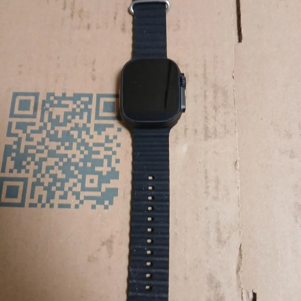SMARTWATCH WITH BLACK SILICONE STRAP – SQUARE FACE