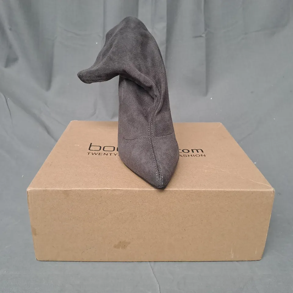 BOXED PAIR OF BOOHOO POINTED TOE STILETTO SOCK BOOTS IN GREY EU SIZE 37