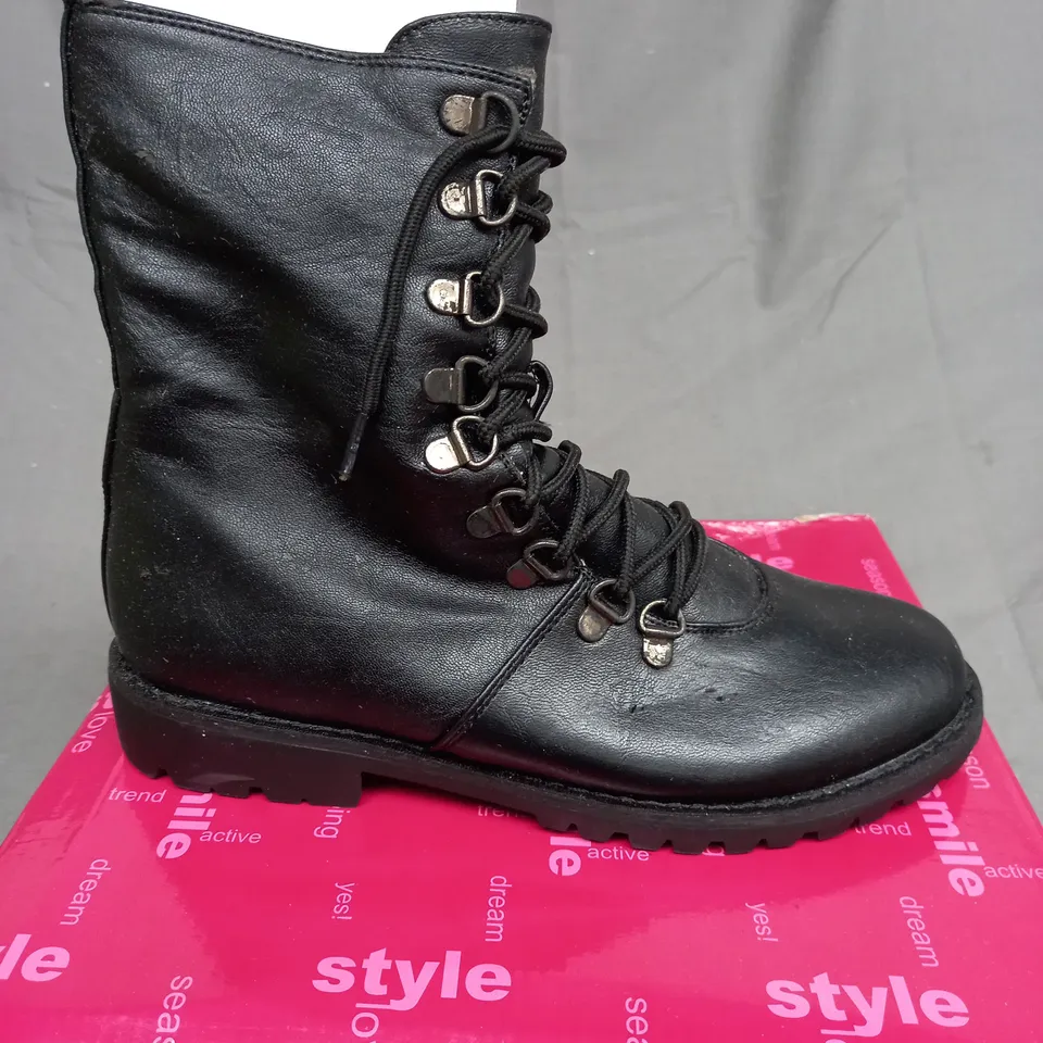 BOX OF 8 PAIRS OF BLACK CENTRO BOOTS 