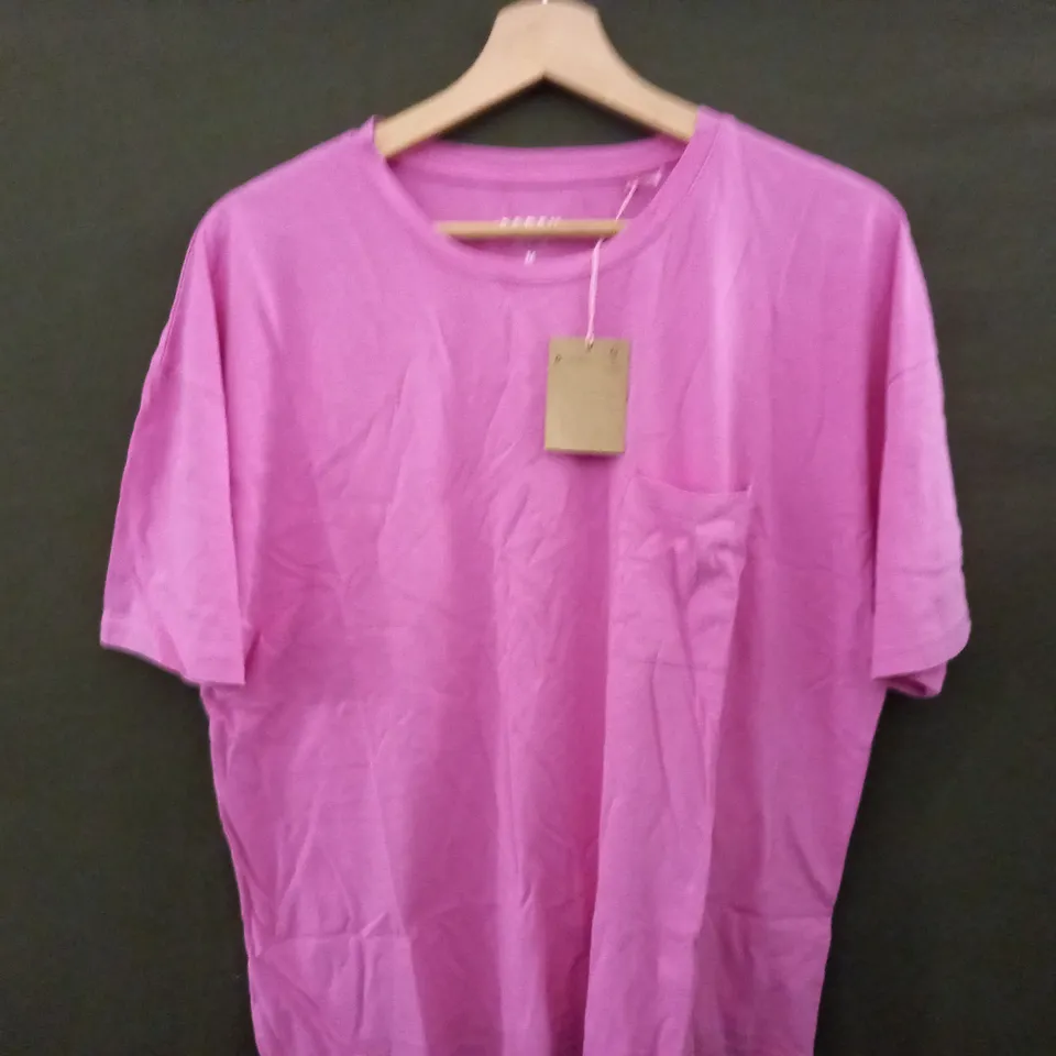 BODEN CREWNECK SHORT SLEEVE T-SHIRT IN PINK - MEDIUM