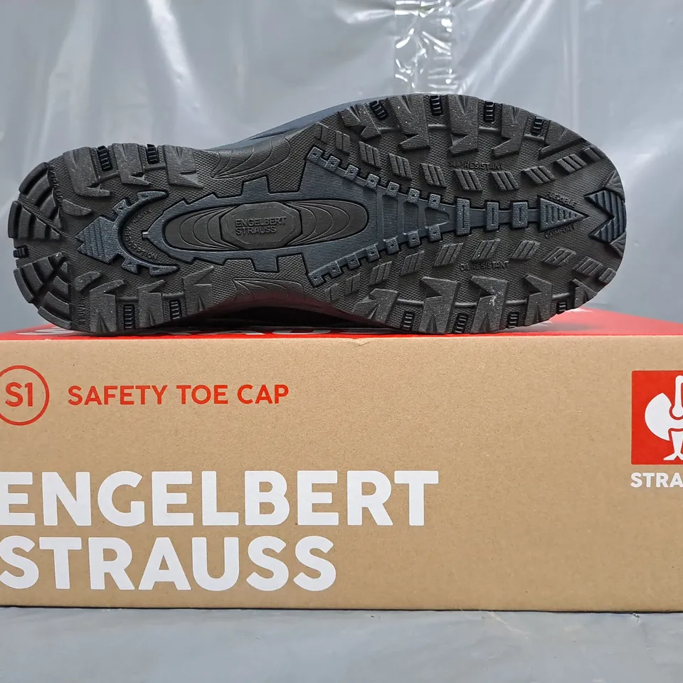 BOXED PAIR OF STRAUSS SAFETY TOE CAP SHOES IN BLACK/NAVY SIZE UK 6