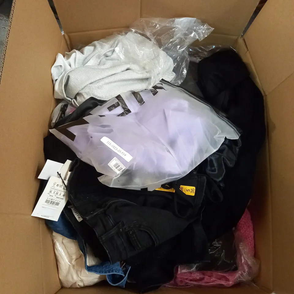 LARGE QUANTITY OF CLOTHING ITEMS TO INCLUDE DRESSES, SWEATERS, JEANS, T-SHIRTS, ETC