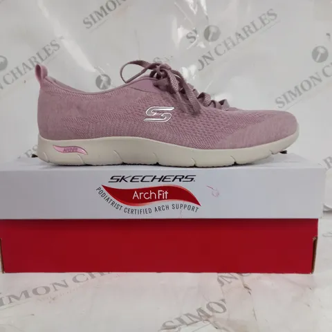 BOXED PAIR OF SKECHERS GO WALK ARCHFIT TRAINER IN MAUVE SIZE 7