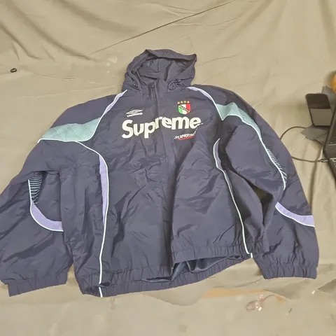 UMBRO X SUPREME WINDBREAKER JACKET – NAVY, UK XL