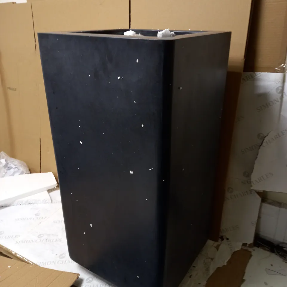 IVYLINE OUTDOOR ELITE LED LARGE CUBE GRANITE WATERFEATURE 