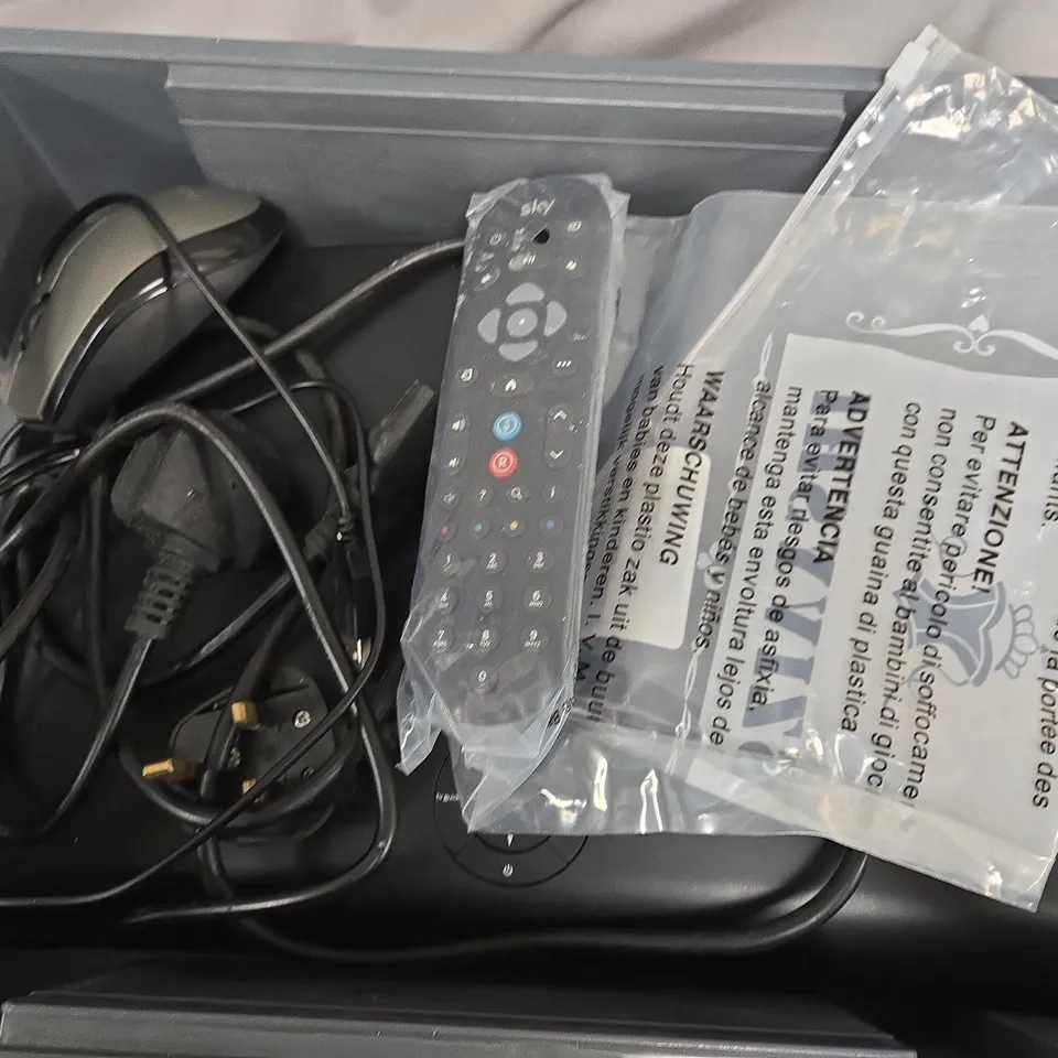 APPROXIMATELY 6 ASSORTED HOUSEHOLD ITEMS TO INCLUDE SKY BOX, CABLES, REMOTE, ETC
