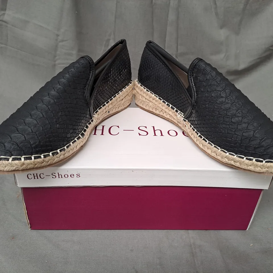 BOX OF APPROXIMATELY 10 PAIRS OF CHC-SHOES SLIP ON LOW WEDGE SHOES IN BLACK IN VARIOUS SIZES