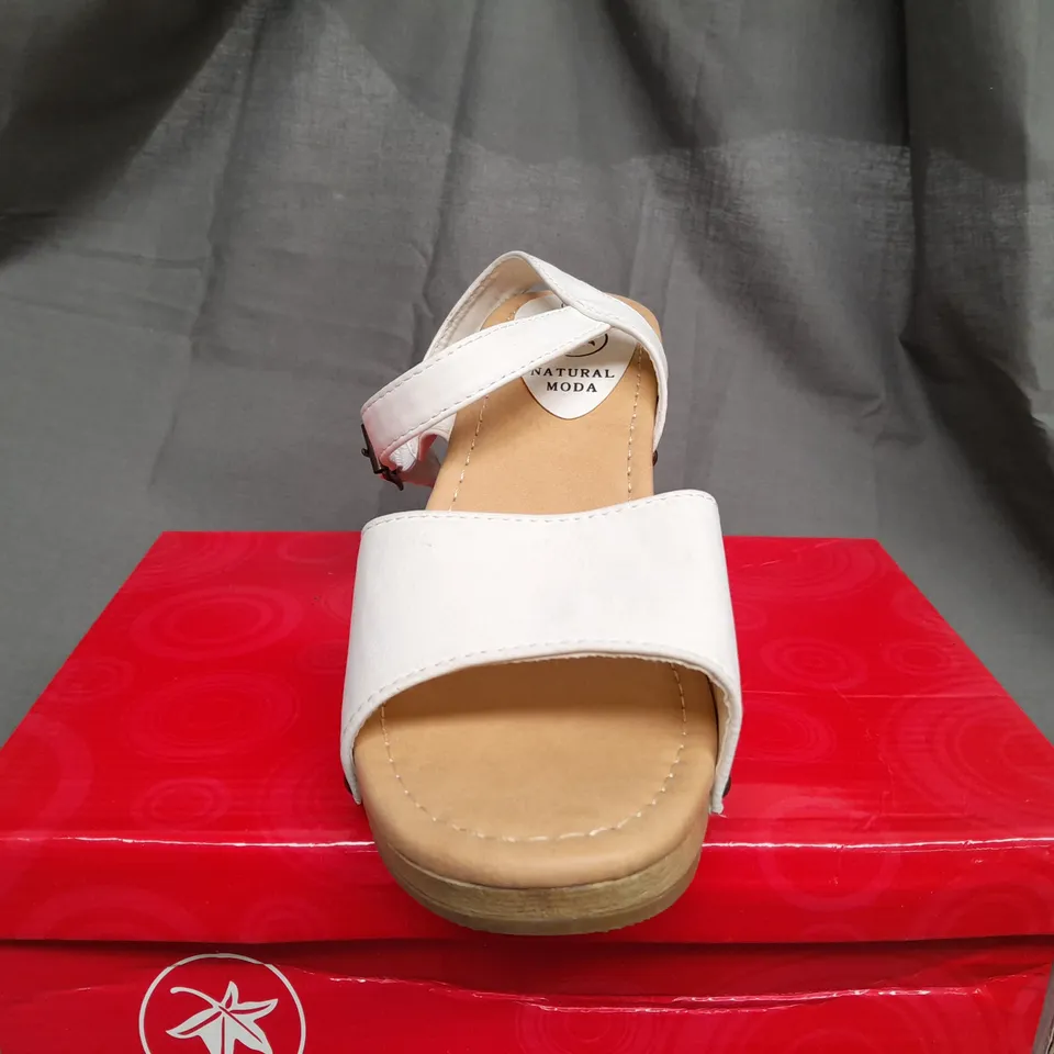 BOX OF APPROX 10 NATURAL MODA OPEN TOE HEELS IN ASSORTED SIZES & COLOURS 