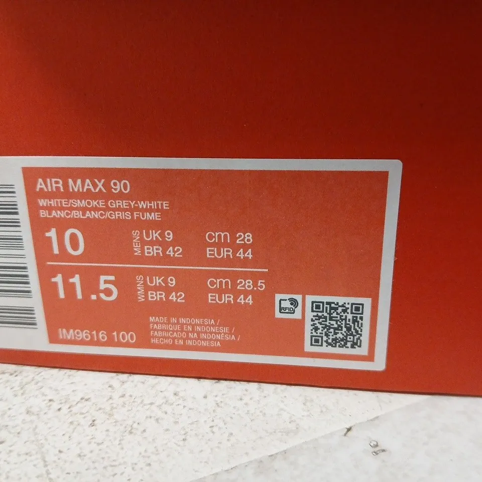 BOXED PAIR OF NIKE AIR MAX 90 TRAINERS – WHITE/SMOKE GREY, UK 9