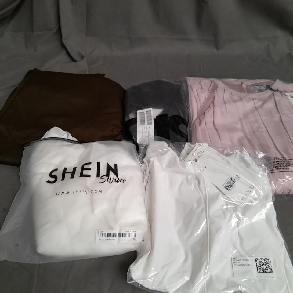 BOX OF APPROXIMATELY 25 ASSORTED CLOTHING ITEMS TO INCLUDE - JUMPERS, TOPS, DRESSES ETC 