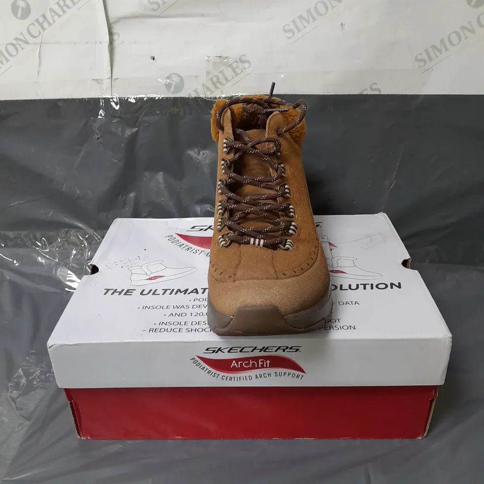 SKECHERS ARCHFIT WALKING BOOTS BROWN SIZE 8