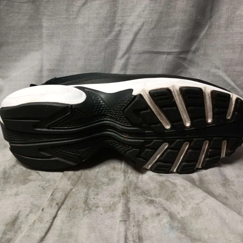 UNBOXED PAIR OF NIKE AIR TRAINERS IN BLACK - UK 6