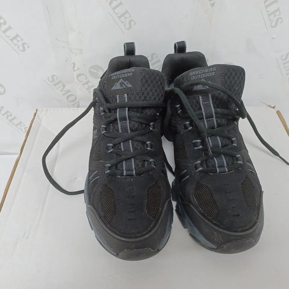 BOXED PAIR OF SKECHERS MEN'S CROSSBAR OUTDOOR SHOE TRAINERS IN BLACK SIZE 7