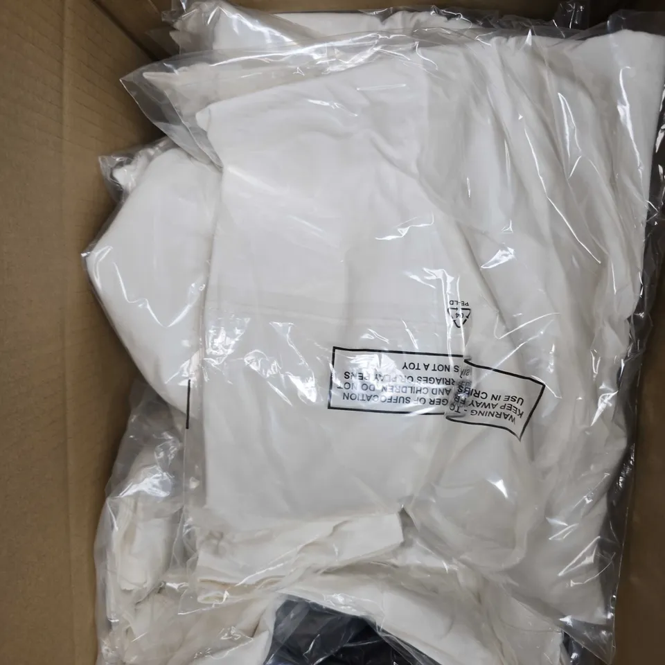APPROXIMATELY 20 ASSORTED WOMENS TOP IN VARIOUS BRANDS AND SIZES 
