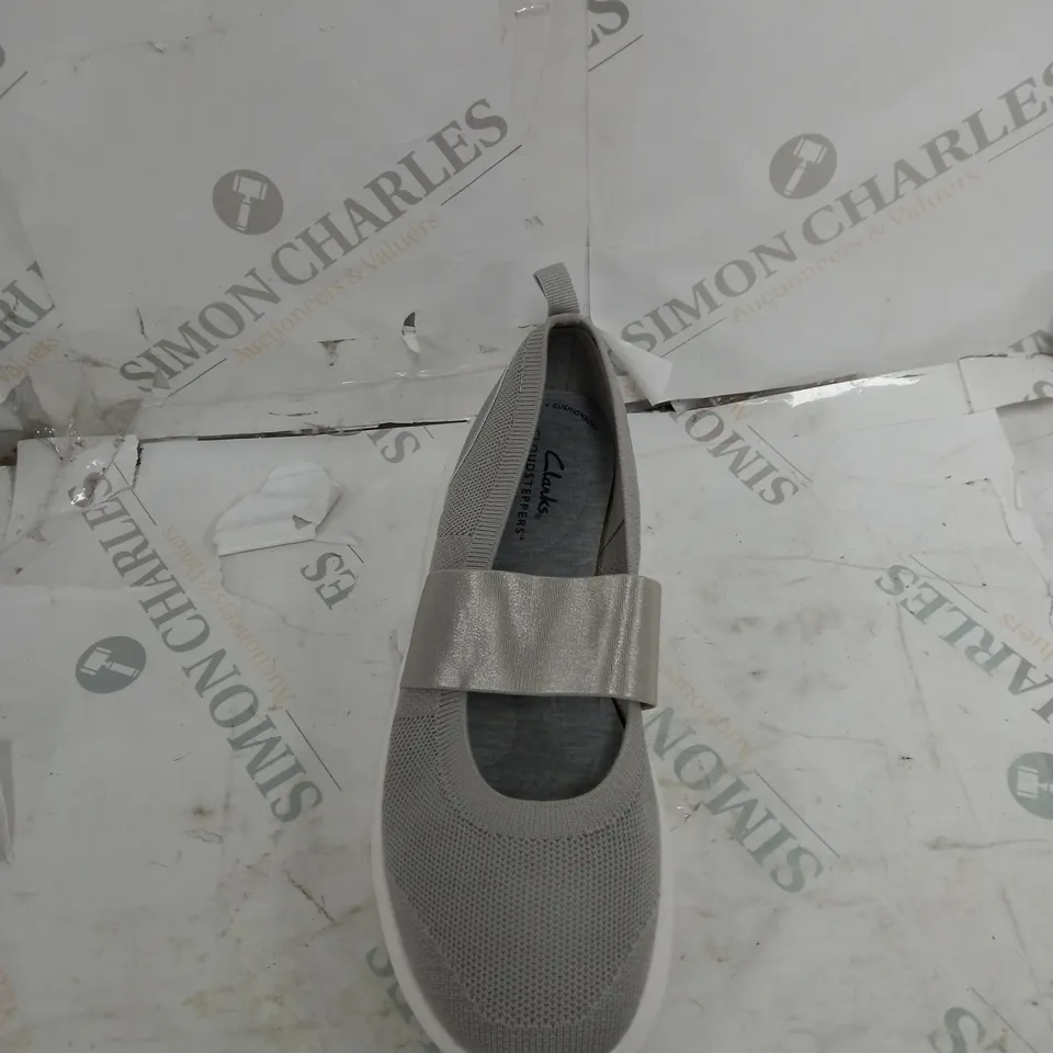 CLARKS NOVA BALERINA SHOES IN LIGHT GREY SIZE 5 - UNBOXED