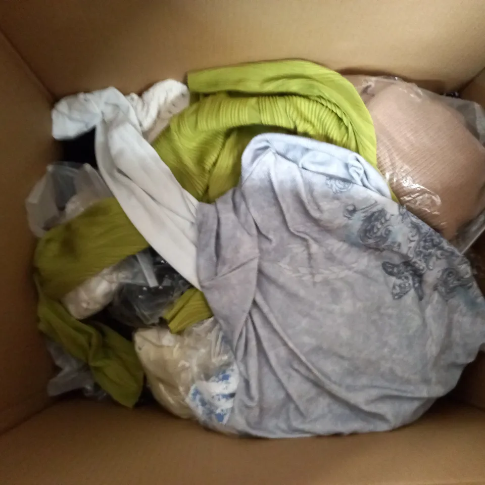 LARGE QUANTITY OF ASSORTED CLOTHING ITEMS TO INCLUDE - DRESSES, T-SHIRTS AND TROUSERS