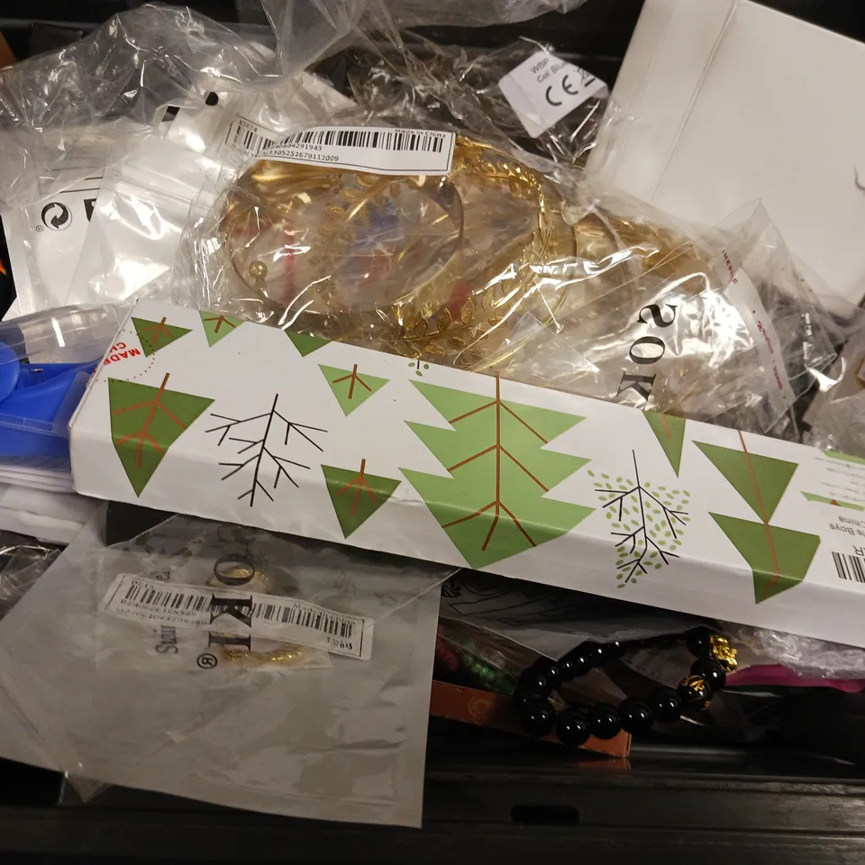 BOX OF APPROXIMATELY 15 ASSORTED ITEMS TO INCLUDE - WATCH CHARGER , SOKI WATCH , JEWELLERY BOX ETC
