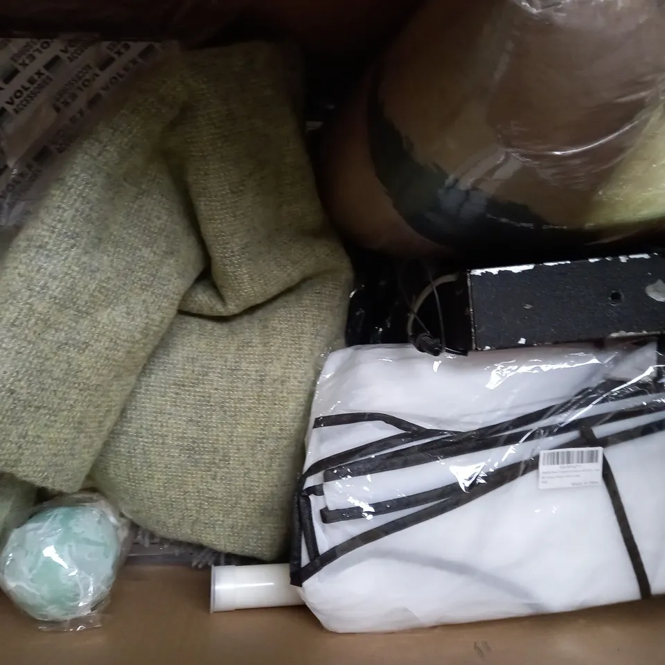 BOX OF APPROXIMATELY 10 ASSORTED HOUSEHOLD ITEMS TO INCLUDE FESTIVE DECORATION, DECORATIVE LED LIGHTS, ETC