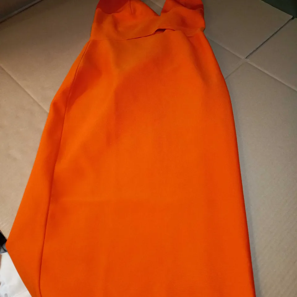 DESIGNER VIBRANT ORANGE HALTERNECK LOW BACK FORM FITTING MIDI DRESS - SIZE 16