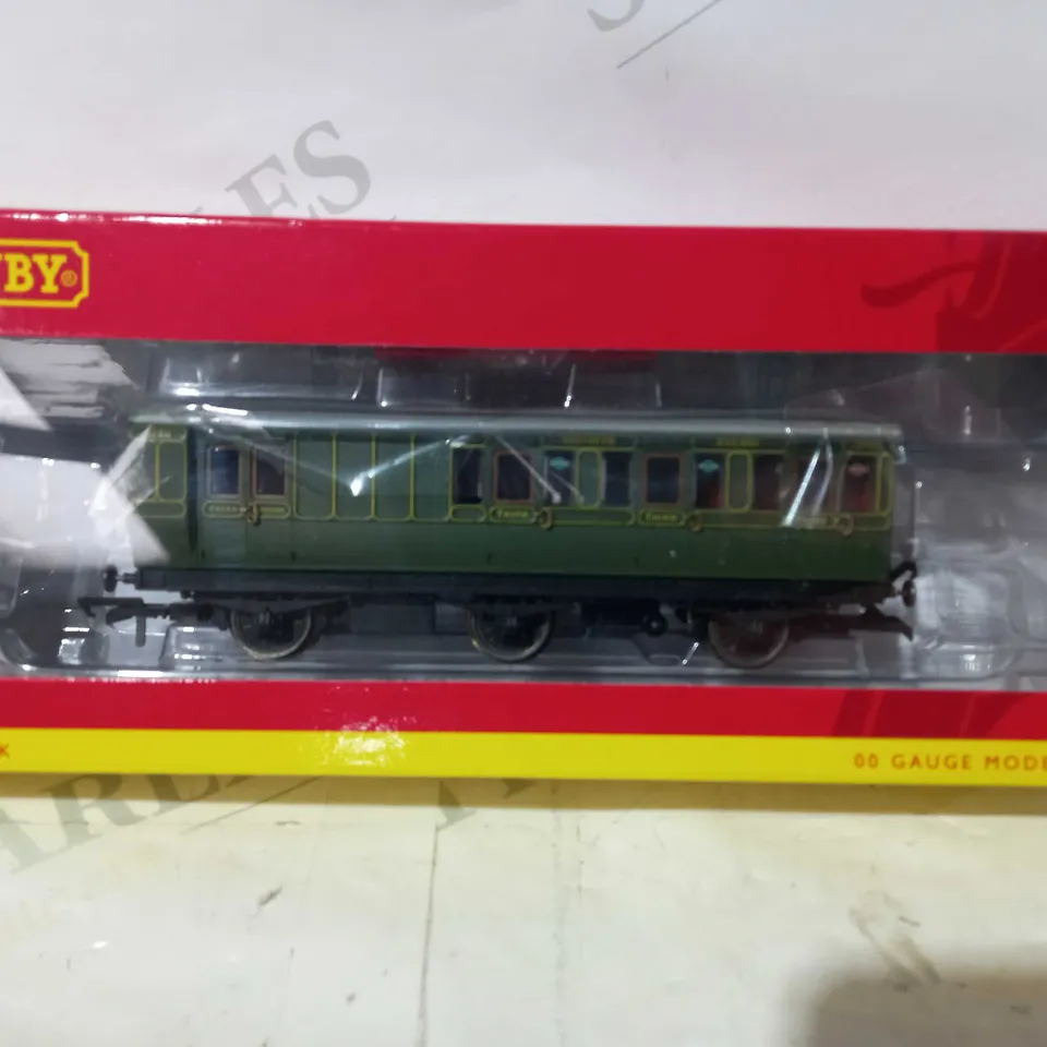 HORNBY 00 GAUGE MODEL RAILWAYS - R40134 SR 6 WHEEL BRAKE 3RD CLASS COACH NO. 3750
