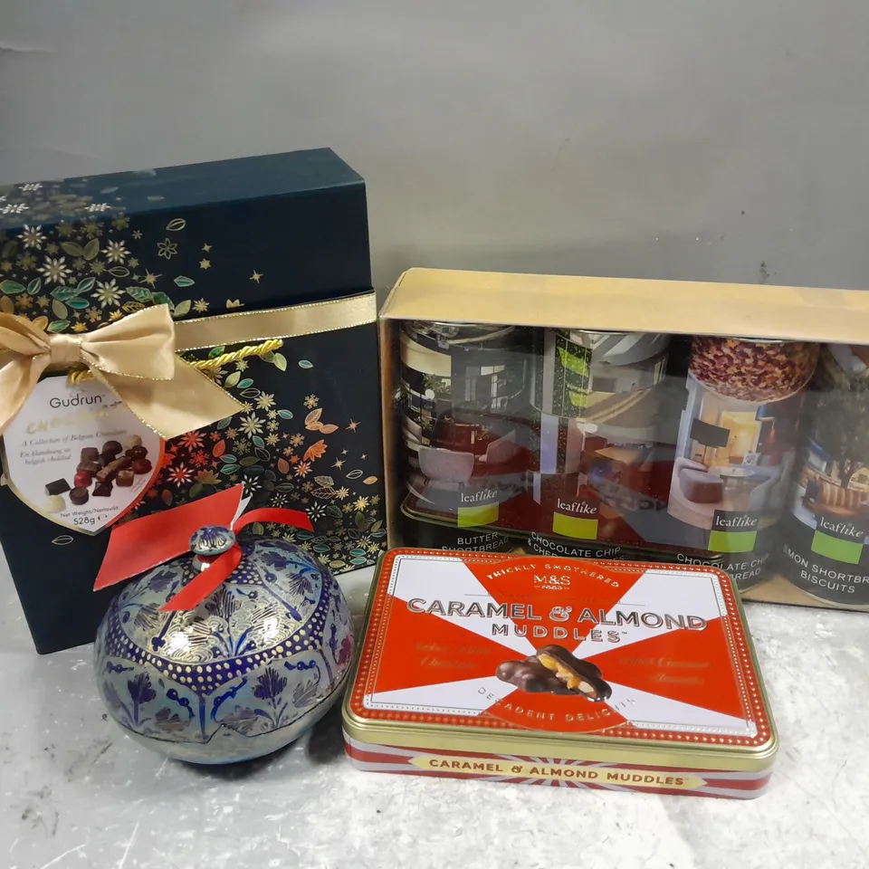 APPROXIMATELY 4 ASSORTED FOOD & DRINK ITEMS TO INCLUDE M&S CARAMEL & ALMOND MUDDLES, LEAFLIKE 4 DRUM BISCUIT COLLECTION, GUDRUN CHOCOLATE COLLECTION, ETC