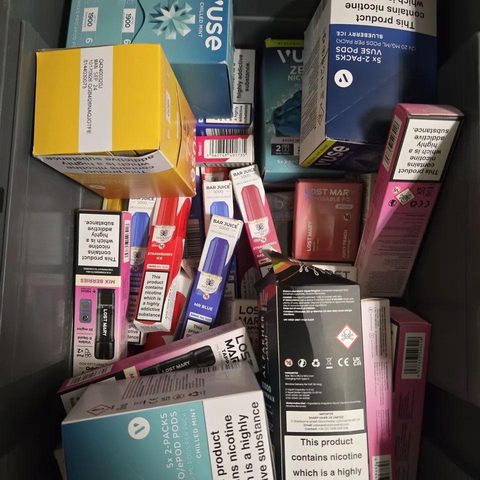 APPROXIMATELY 20 ASSORTED E-CIGARETTE & VAPING ITEMS IN VARIOUS BRANDS 