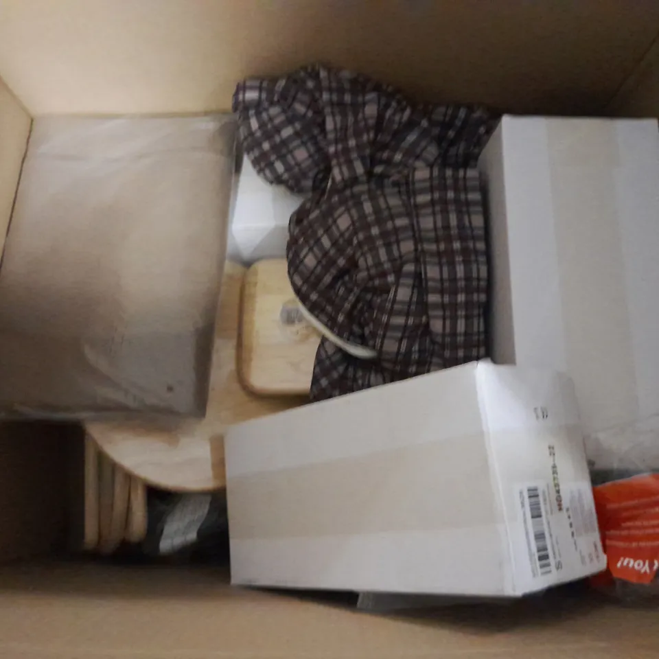 BOX OF APPROXIMATELY 12 ASSORTED ITEMS TO INCLUDE - CHOPPING BOARD , CADENT FLASK , WALLPAPER ETC