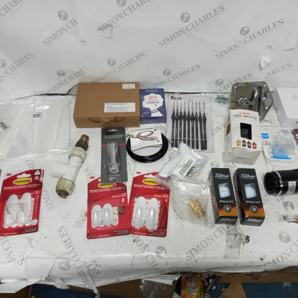 LOT OF APPROXIMATELY 15 ASSORTED HOUSEHOLD ITEMS TO INCLUDE DAMAGE FREE HANGERS, OXYGEN SENSOR SOCKET, AND FST INSTRUMENTAL REPAIR KIT ETC. 