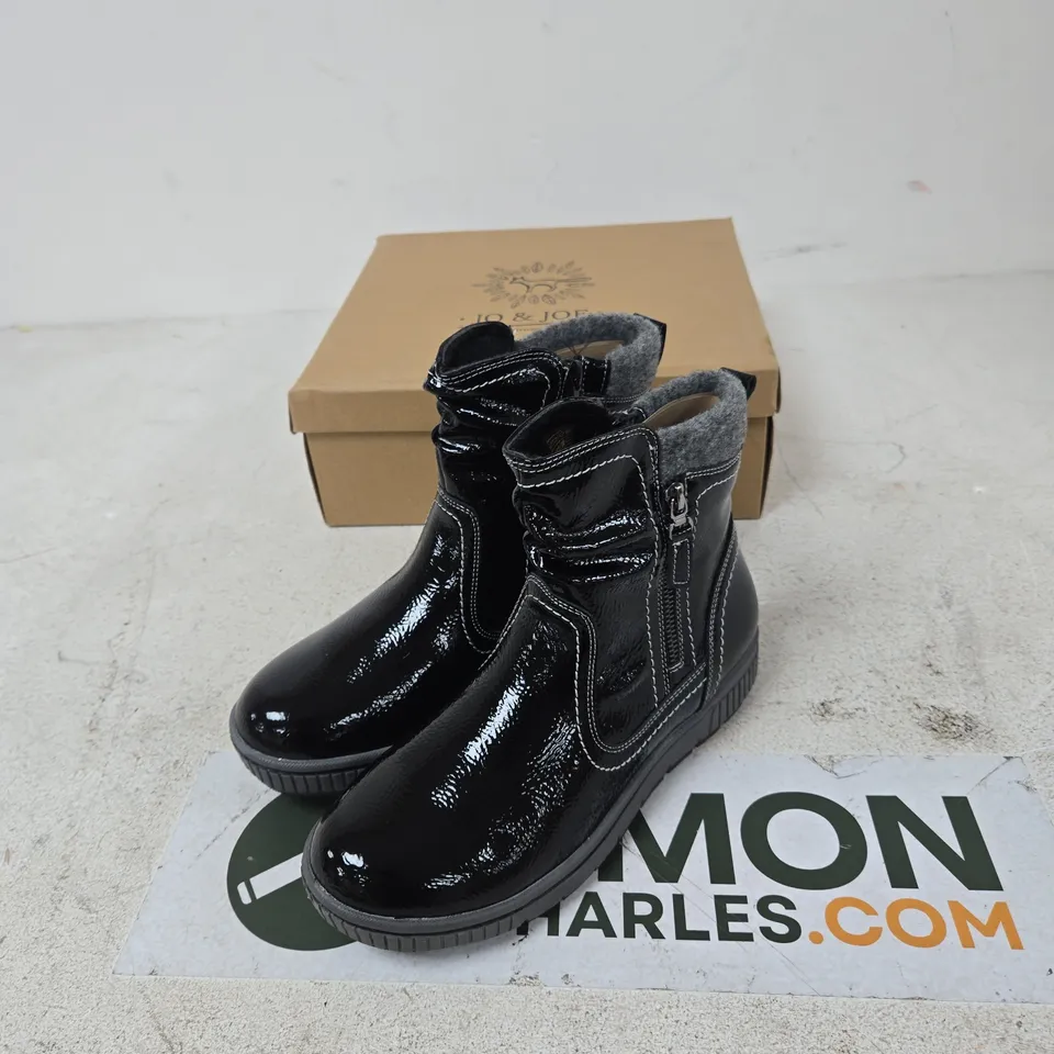 JO & JOE SUTTON ' BLACK CRINKLE PATENT PU BOOTS – UK 5
