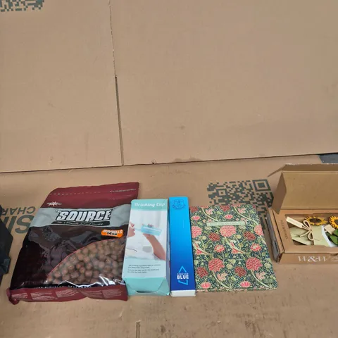 TOTE OF APPROXIMATELY 10 ASSORTED ITEMS INCLUDING A DRINKING CUP, DYNAMITE THE SOURCE DUMBELLS 14MM AND WILD & WOOD GET WELL SOON FLOWER FIGURINE CARD