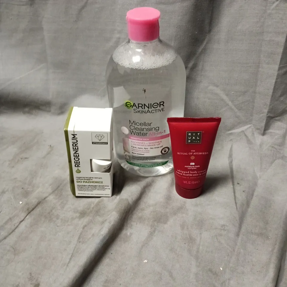 APPROXIMATELY 20 ASSORTED ITEMS OF HEALTH AND BEAUTY INCLUDING GARNIER SKIN ACTIVE MICELLAR CLEANSING WATER ALL IN 1, THE RITUAL OF AYURVEDA WHIPPED BODY CREAM, REGENERUM NAIL HARDENING SERUM