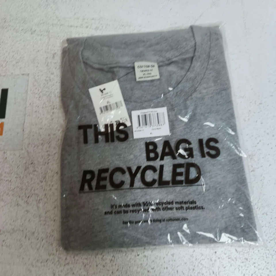 BOX OF APPROXIMATELY 15 ASSORTED CLOTHING ITEMS TO INCLUDE: COTTON ON XL MUSCLE FIT T SHIRT