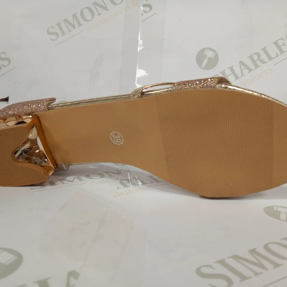PAIR OF DESIGNER LOW HEEL OPEN TOE SANDALS IN METALLIC GOLD W. GLITTER EFFECT EU SIZE 39